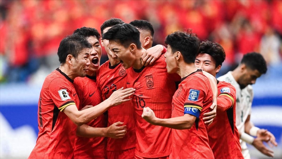 包含阿贾克斯训练开放日，冲刺阶段主帅复盘引欢呼，亚冠在即，资深球员宣示担当的词条