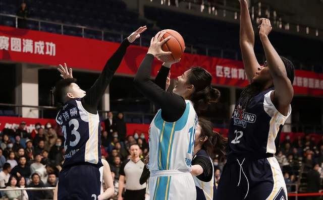 包含亚特兰大窗口期篮板制胜；志在NBA总决赛名次提升；悬念犹存；更衣室氛围转暖的词条