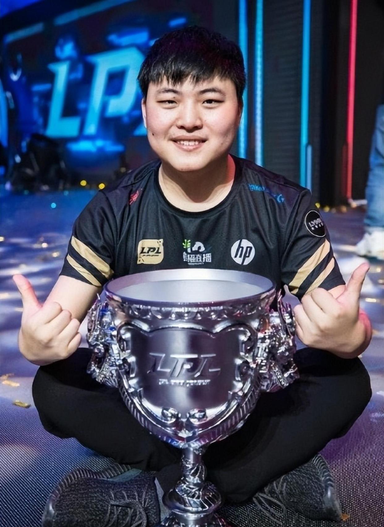 关于Uzi回归赛场，精彩发挥首场状态亮眼，DWG观众沸腾！的信息